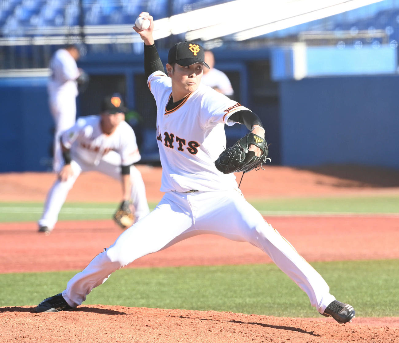 プロ野球合同トライアウト　力投する巨人宮国（撮影・山崎安昭）