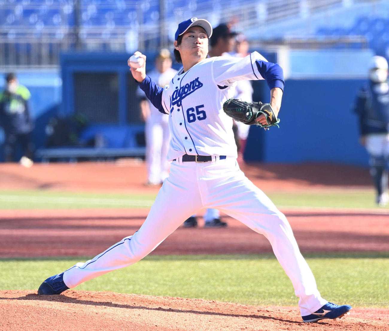 プロ野球合同トライアウト　力投する中日伊藤（撮影・山崎安昭）