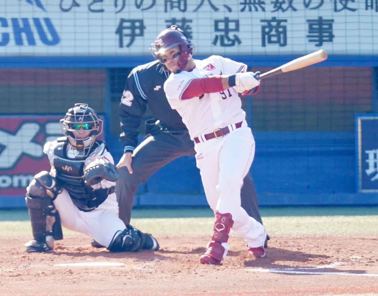 プロ野球合同トライアウトで本塁打を放つ楽天フェルナンド（撮影・江口和貴）