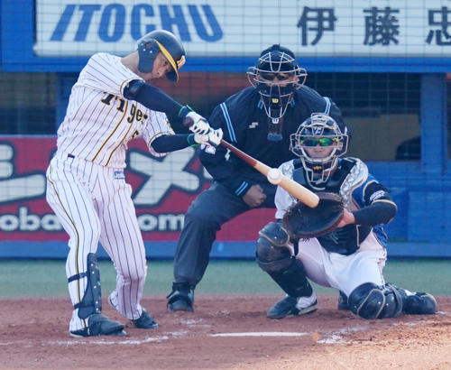 プロ野球合同トライアウトで二塁打を放つ阪神伊藤(撮影・江口和貴)