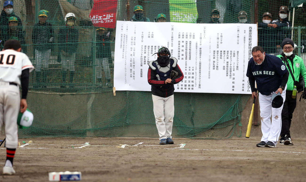 野球教室で小学生との対決で死球を受けた後、投手に笑顔で一礼する清原氏（撮影・狩俣裕三）