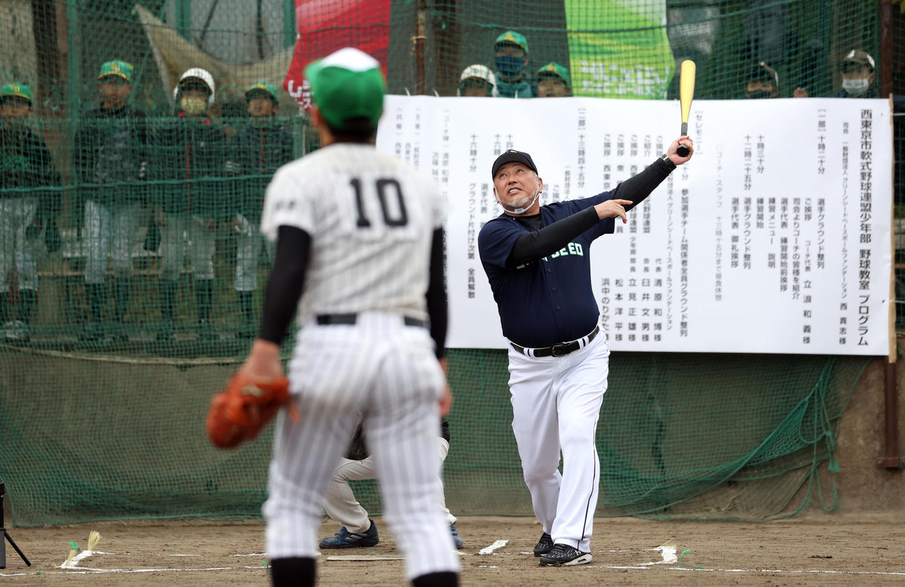 野球教室で小学生との対決でバッティングを見せる清原氏（撮影・狩俣裕三）