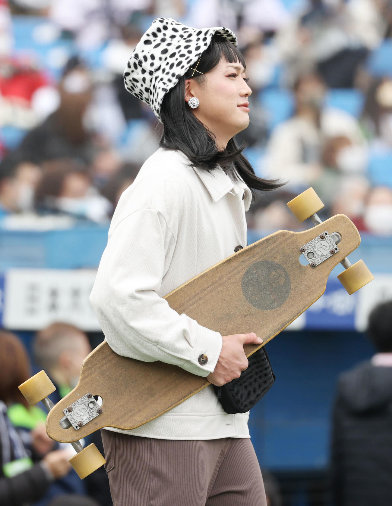 女装大会で登場する長岡（撮影・狩俣裕三）