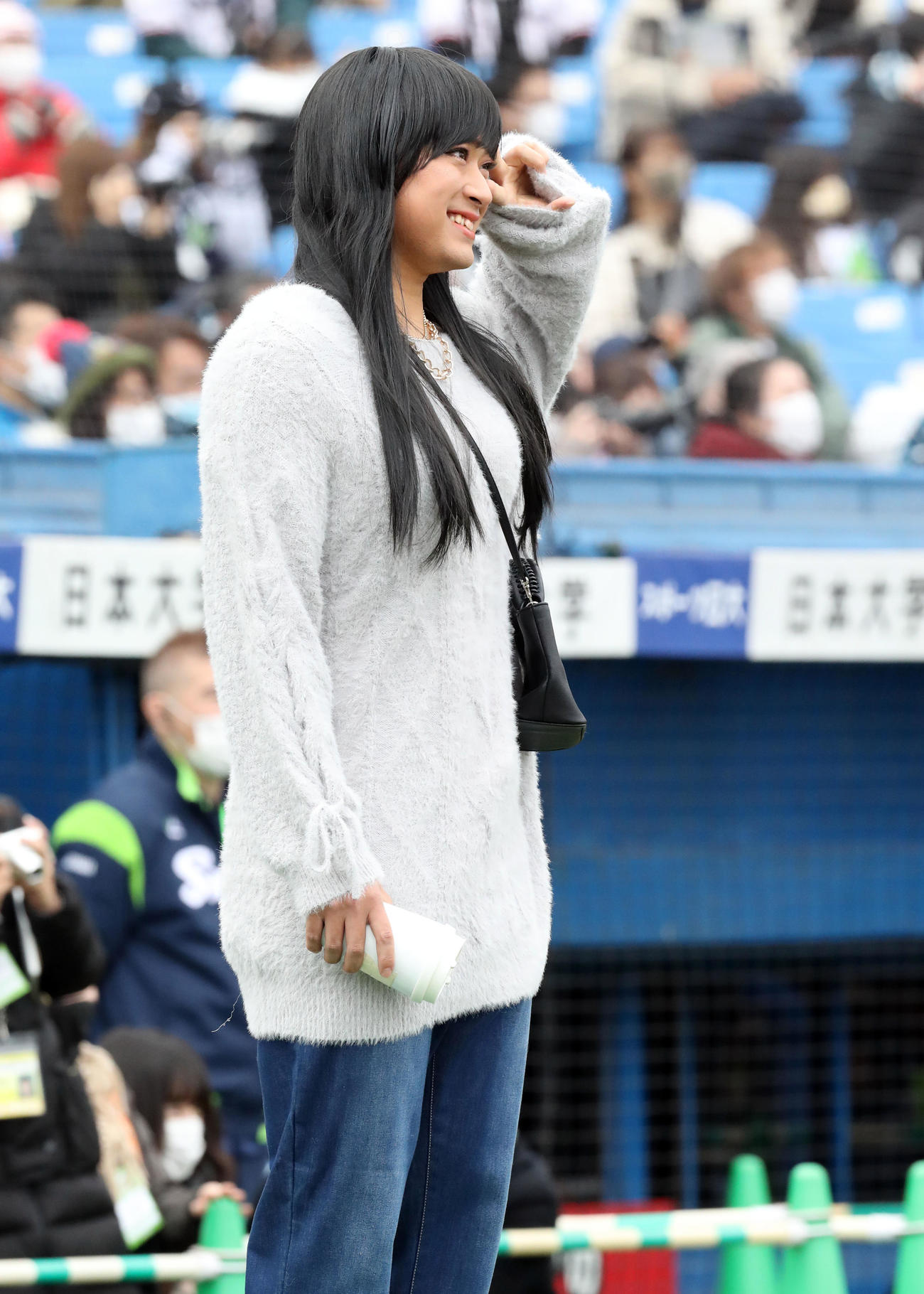 女装大会で登場し、笑顔を見せる吉田喜（撮影・狩俣裕三）