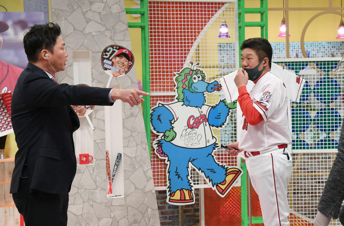 プロ野球広島　新型コロナのため、スタジオからの生中継で行われたファン感謝デー。来季の抱負などを話した佐々岡監督。左は新井貴浩氏