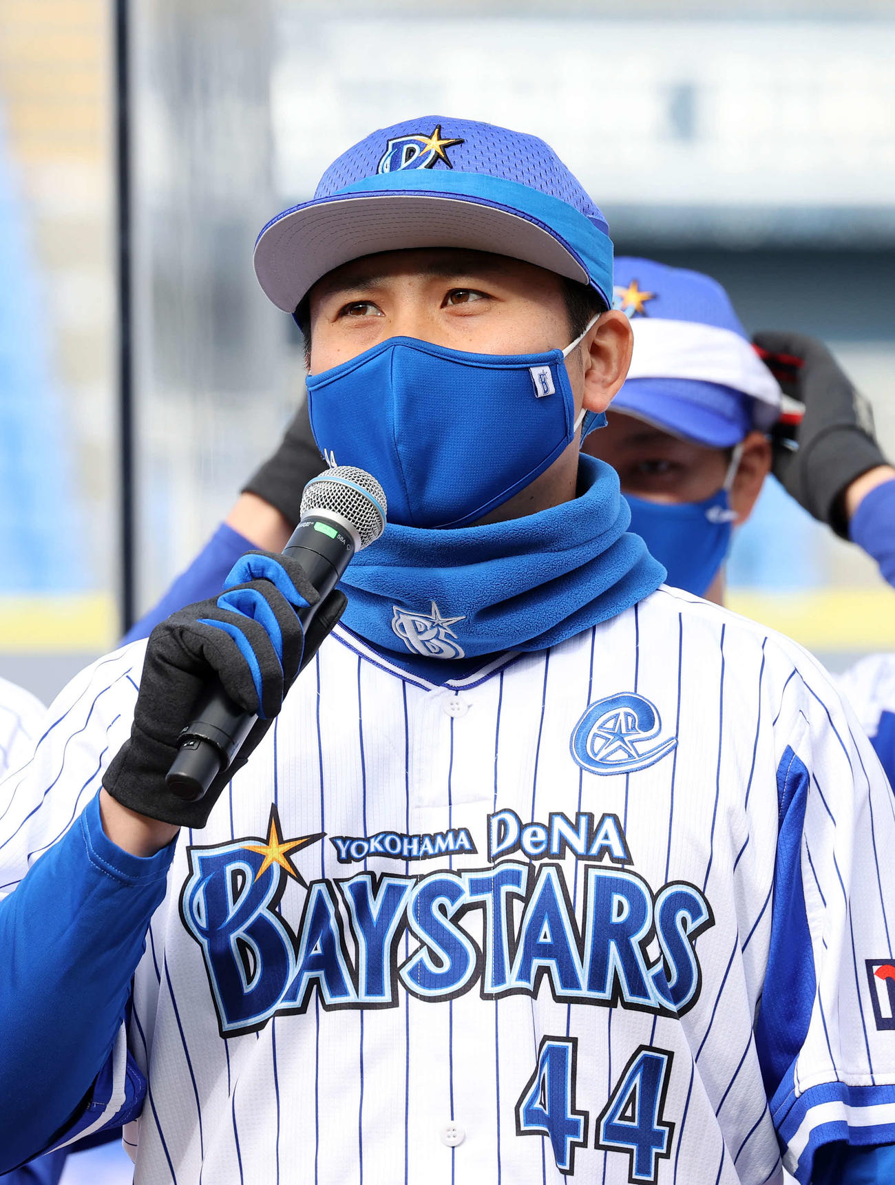 オープニングセレモニーでファンにあいさつするDeNA佐野（撮影・鈴木正人）