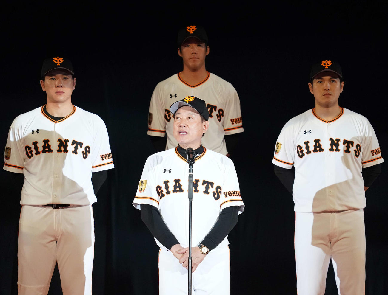 巨人シーズン感謝祭であいさつする原監督（手前中央）（撮影・江口和貴）