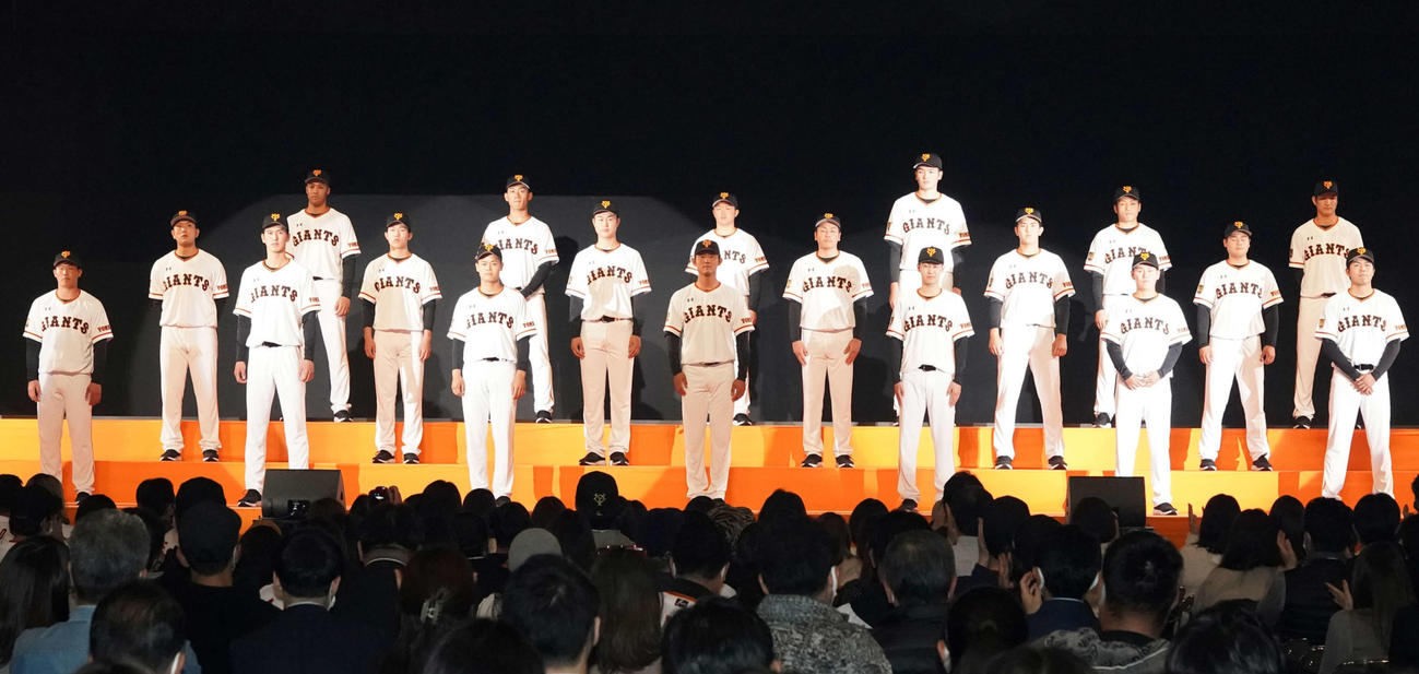 巨人シーズン感謝祭に登壇した新入団の選手たち（撮影・江口和貴）