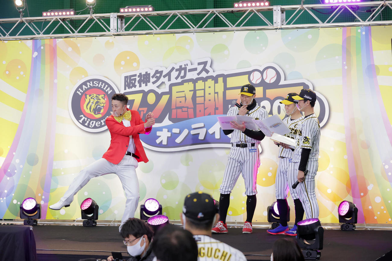 今成氏（左）のモノマネを見る糸井、右は糸原、右端は近本（代表撮影）