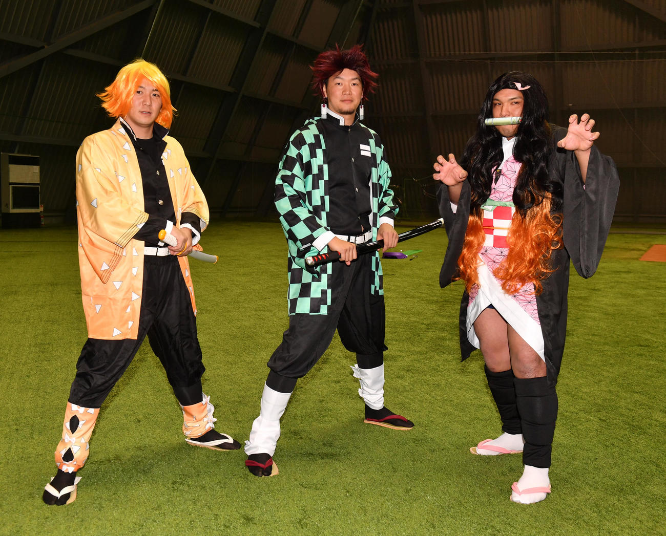 ロッテファン感謝特別番組「マリンフェスタTV」生配信で「鬼滅の刃」のコスプレをする。左から小野、二木、井上（撮影・柴田隆二）