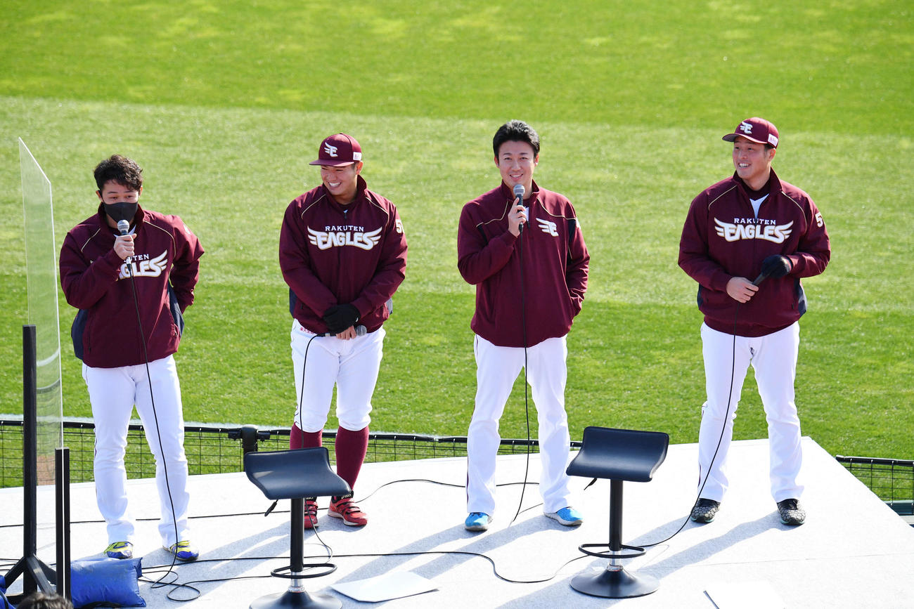 楽天ファン感謝祭でトークする、左から久保、津留崎、青山、滝中（撮影・滝沢徹郎）