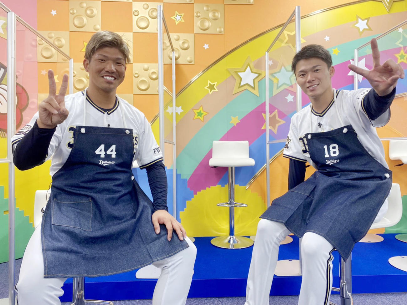 オリックスファン感謝デー「Bs　Fan－Festa　Online2020」で、料理対決を行った山本（右）と頓宮は笑顔でVサイン（球団提供）