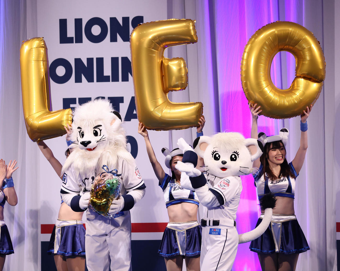 この日誕生日を迎えた西武マスコットのレオ（左）はライナらからのプレゼントに喜ぶ（撮影・足立雅史）