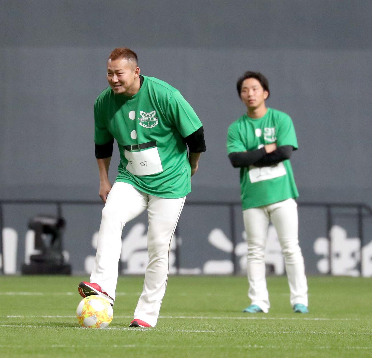 笑顔でキックオフを待つ日本ハム中田（撮影・佐藤翔太）