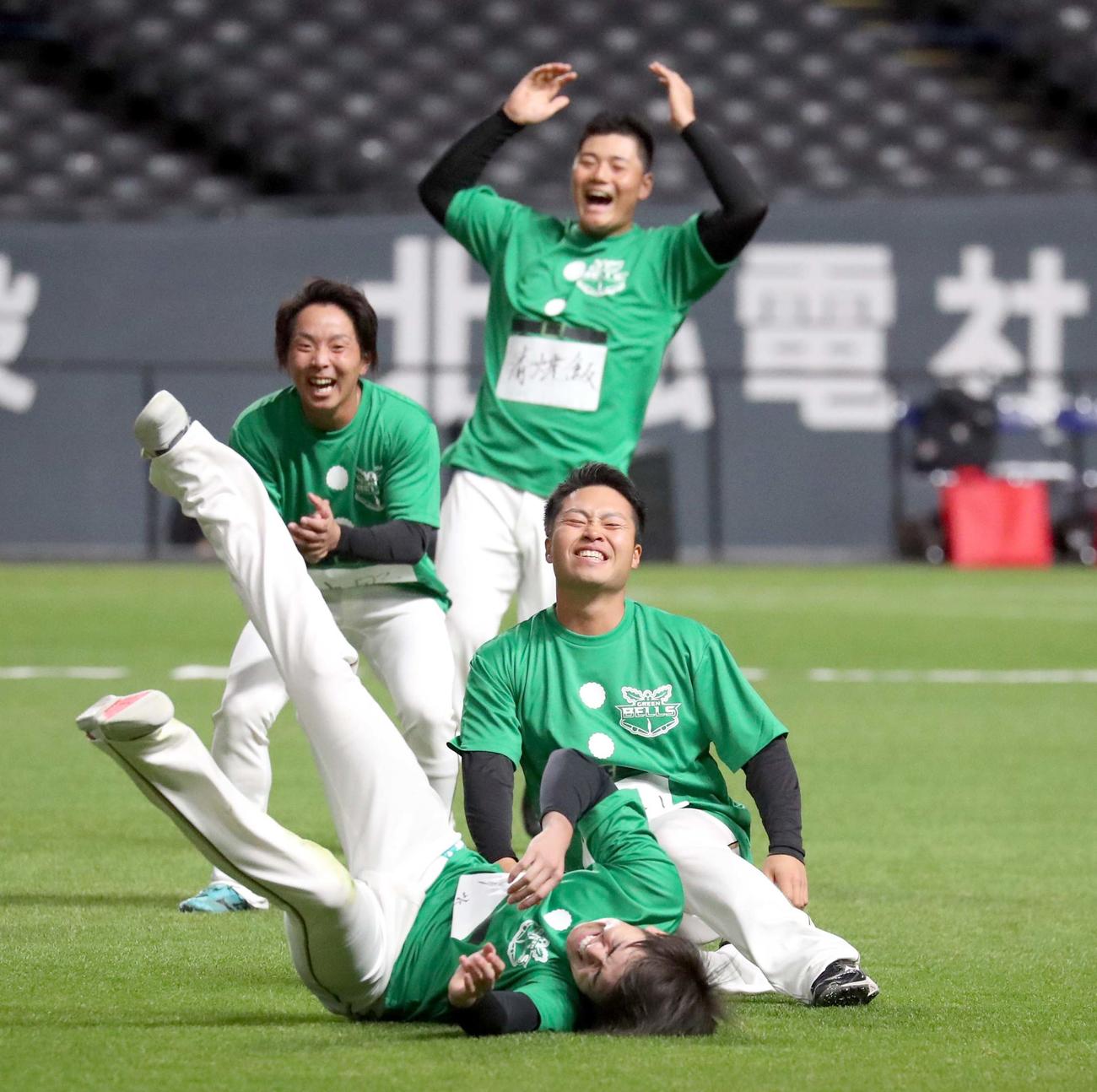 シュートを外しずっこける日本ハム清水（手前）（撮影・佐藤翔太）