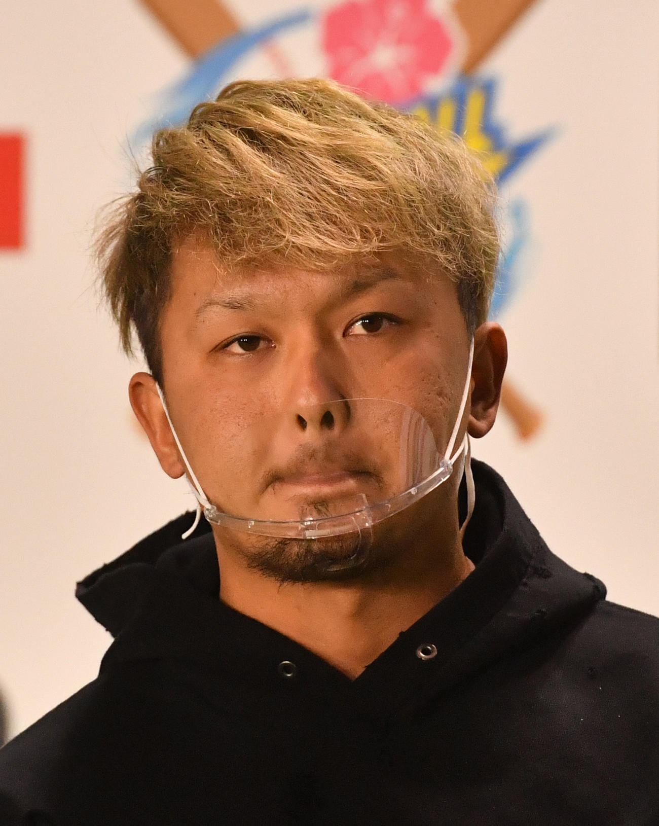 ロッテファン感謝特別番組「マリンフェスタTV」生配信で、金髪でトークショーに参加した田村（撮影・柴田隆二）