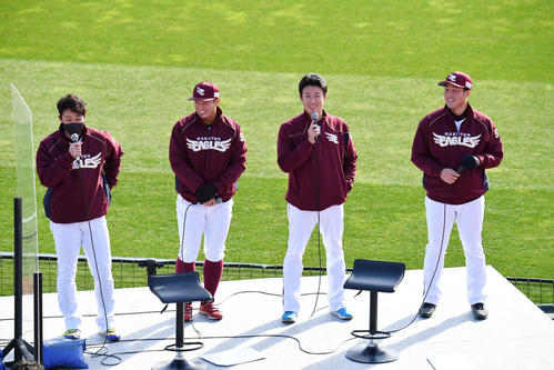 楽天ファン感謝祭でトークする、左から久保、津留崎、青山、滝中（撮影・滝沢徹郎）