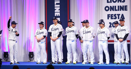 張り切って開会宣言する西武熊代（左端）を横目に苦笑いする辻監督（右端）らナイン（撮影・足立雅史）