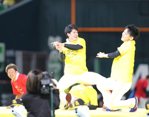 ファンフェスティバルでダンスを披露する栗原陵矢、右は泉圭輔（撮影・梅根麻紀）