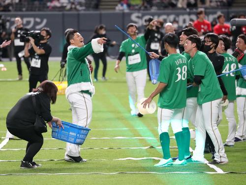 ベースボールバトルで打球を捕球出来ずチームメートから言い寄られる清宮（左）（撮影・佐藤翔太）