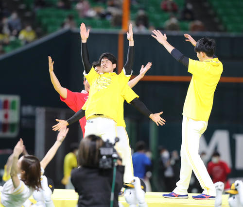 ファンフェスティバルでダンスを披露する栗原陵矢（中央）（撮影・梅根麻紀）
