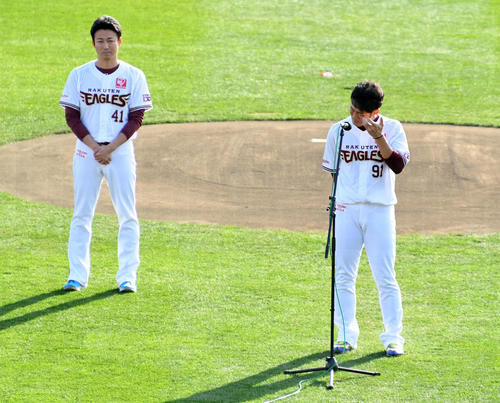 楽天ファン感謝祭の引退セレモニーで涙を流す久保（手前）撮影・滝沢徹郎）