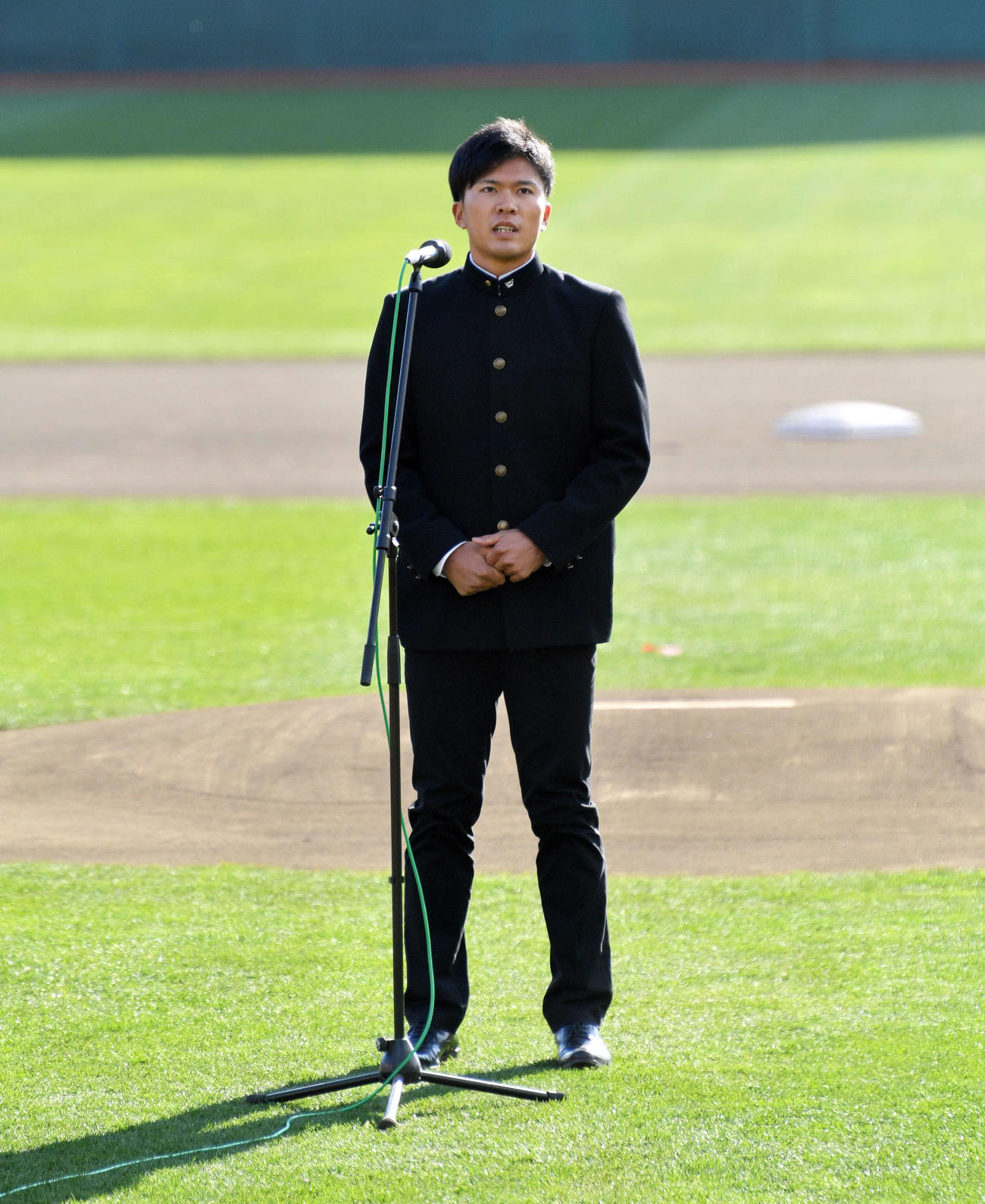 楽天ファン感謝祭であいさつするドラフト1位の早川（撮影・滝沢徹郎）