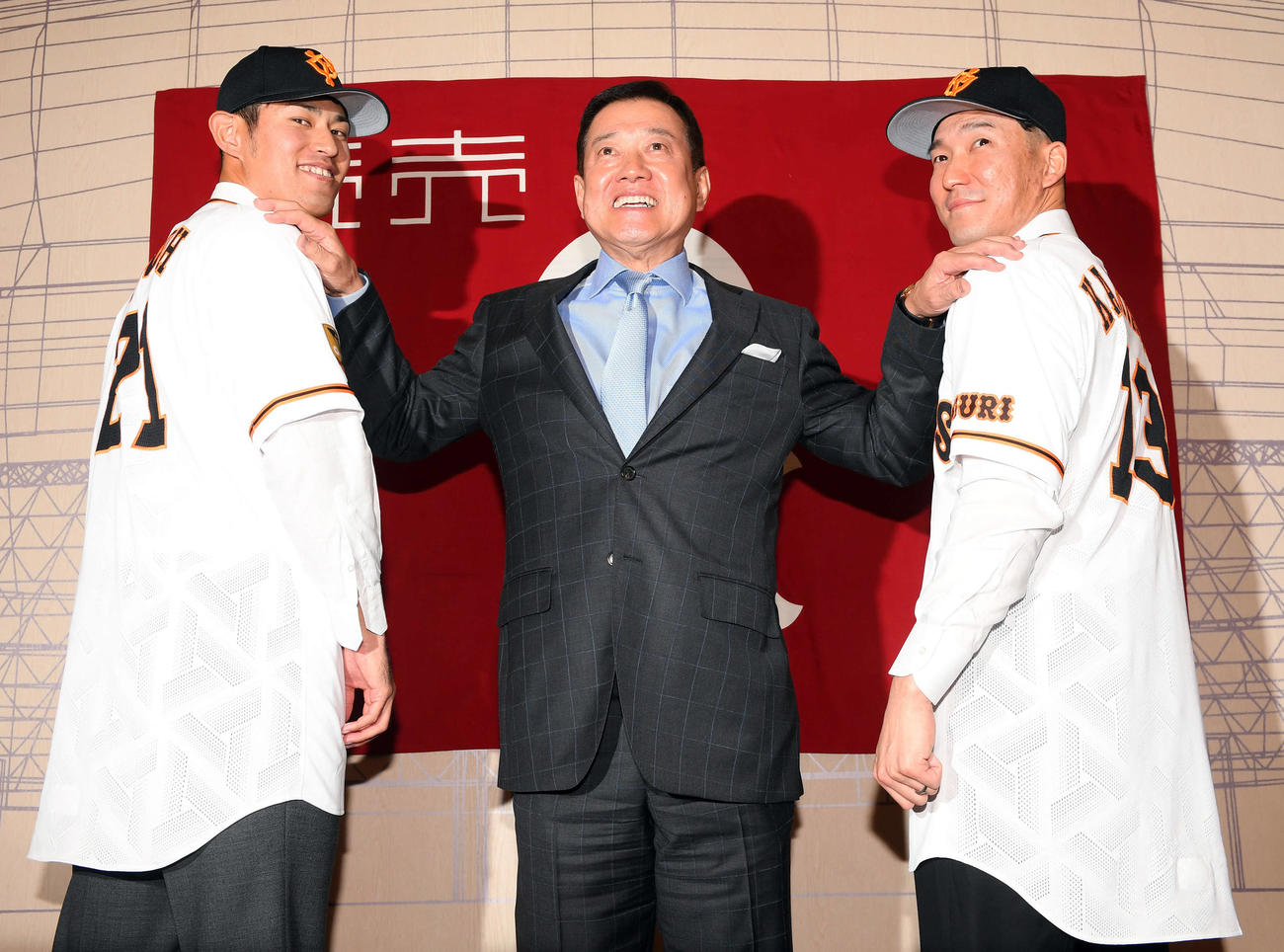 巨人の入団会見で原監督（中央）と笑顔を見せる背番号「21」の井納（左）と背番号「13」梶谷（撮影・たえ見朱実）