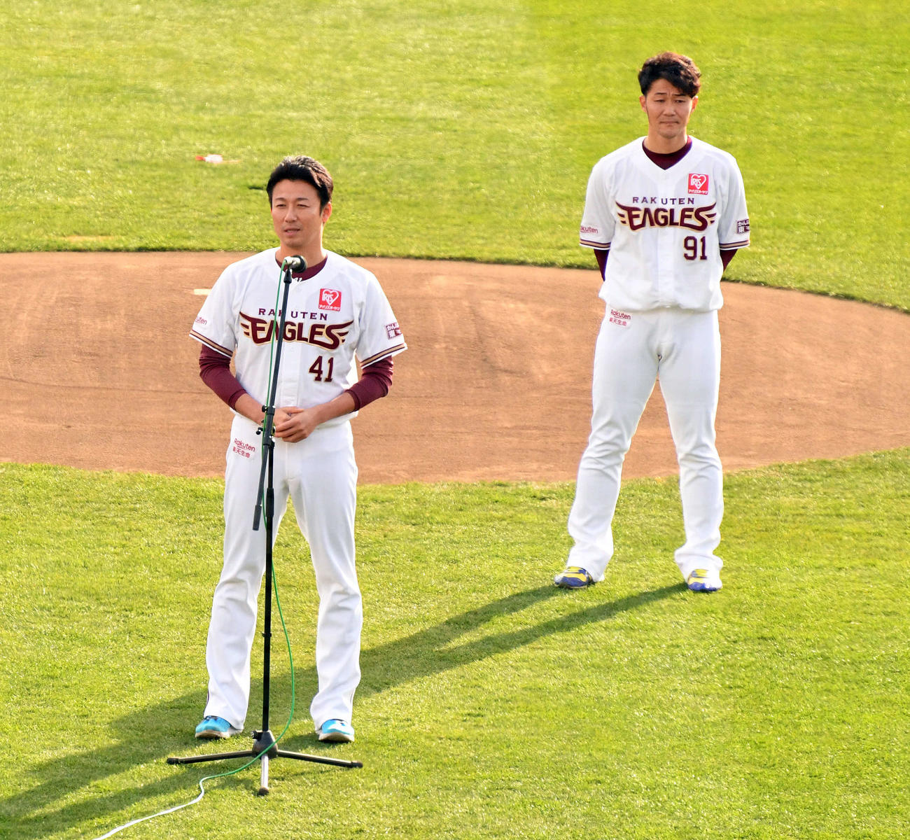 楽天ファン感謝祭の引退セレモニーであいさつする青山（手前）撮影・滝沢徹郎）
