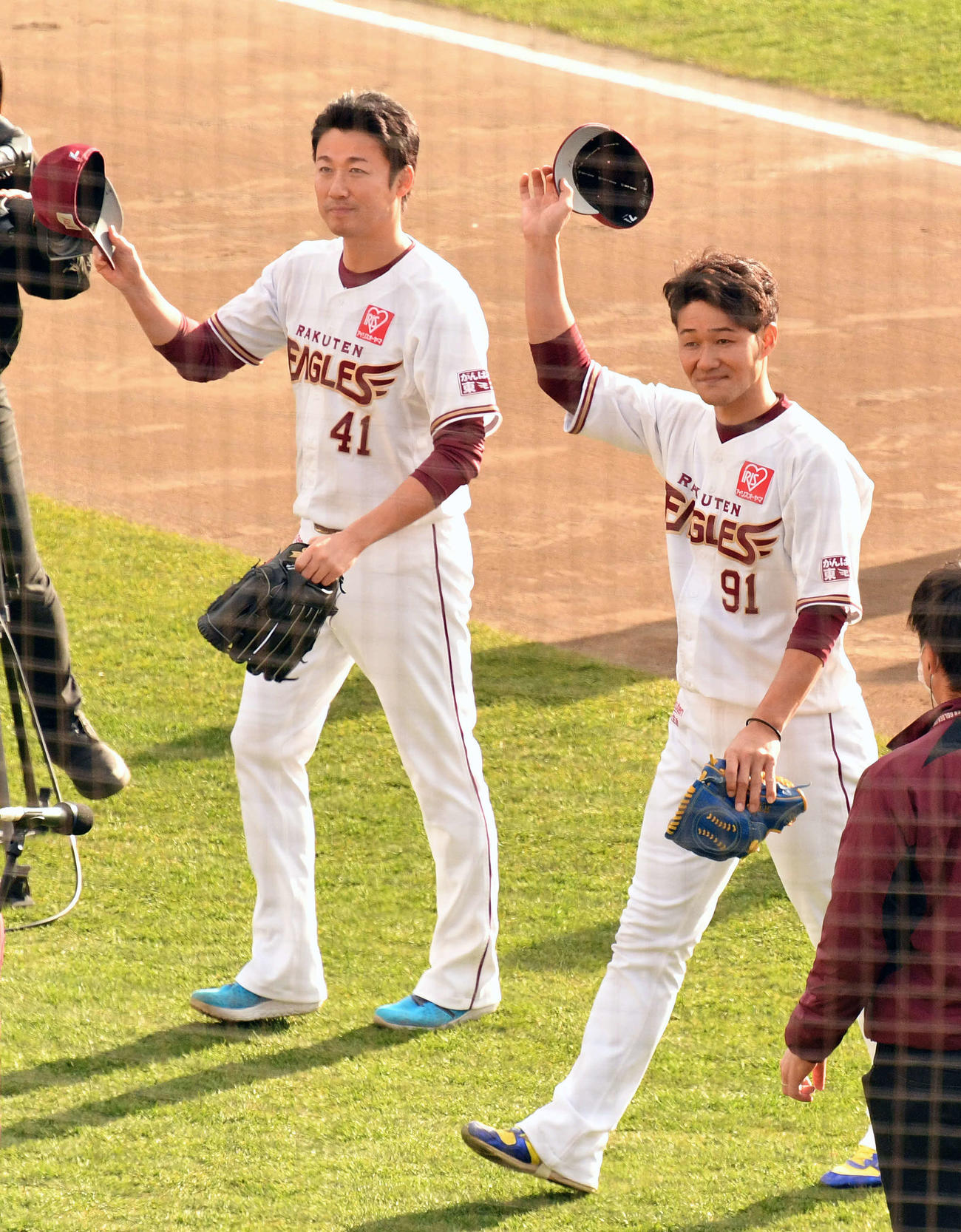 楽天ファン感謝祭の引退セレモニーを終えファンに手を振る久保（手前）と青山（撮影・滝沢徹郎）