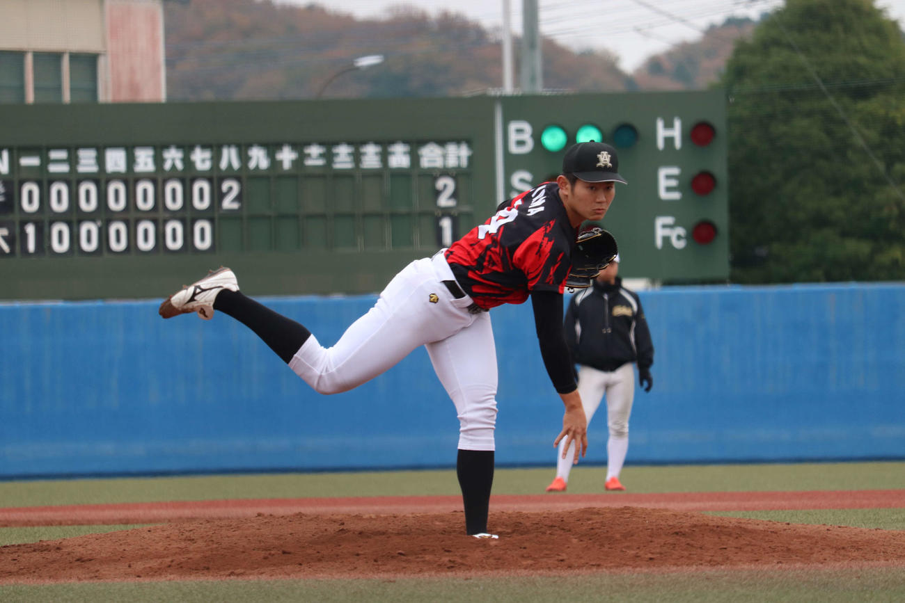 青学大ー亜大オープン戦　亜大、8回途中から登板し、2／3を投げ1安打3失点の青山（撮影・保坂淑子）