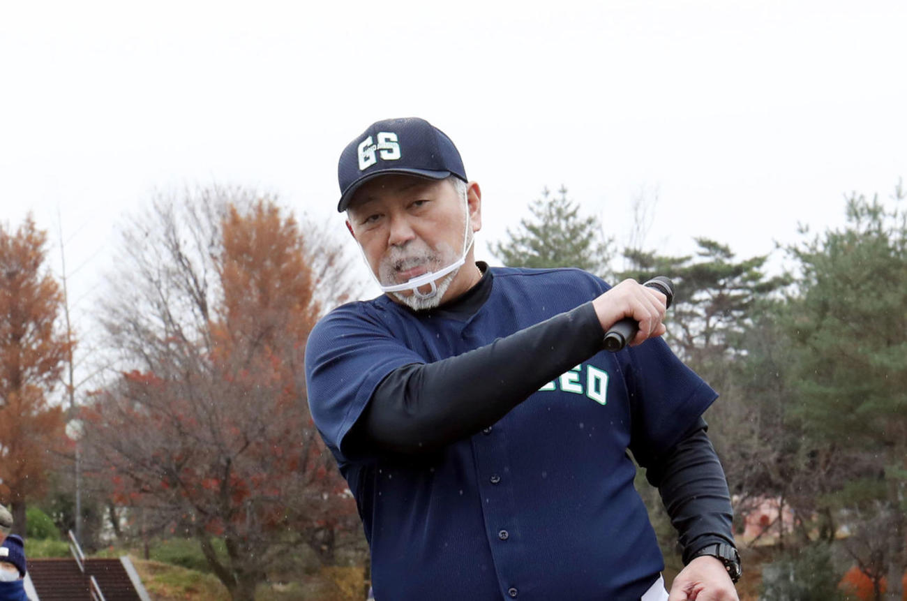 野球教室で子どもたちに指導する清原氏（撮影・狩俣裕三）