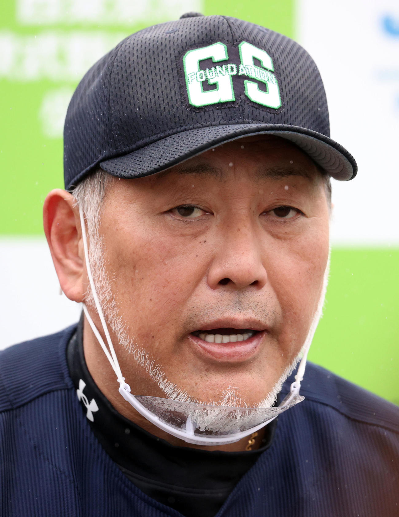 野球教室で報道陣の質問に答える清原氏（撮影・狩俣裕三）