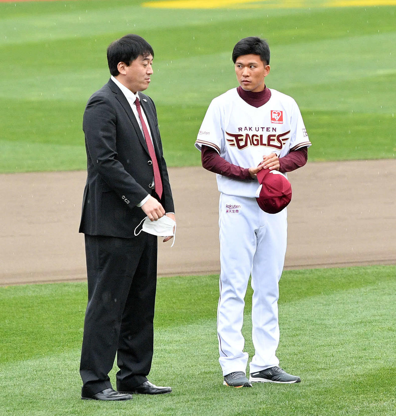 ユニホーム姿の楽天ドラフト1位の早大・早川（右）と話す石井GM兼監督（撮影・滝沢徹郎）