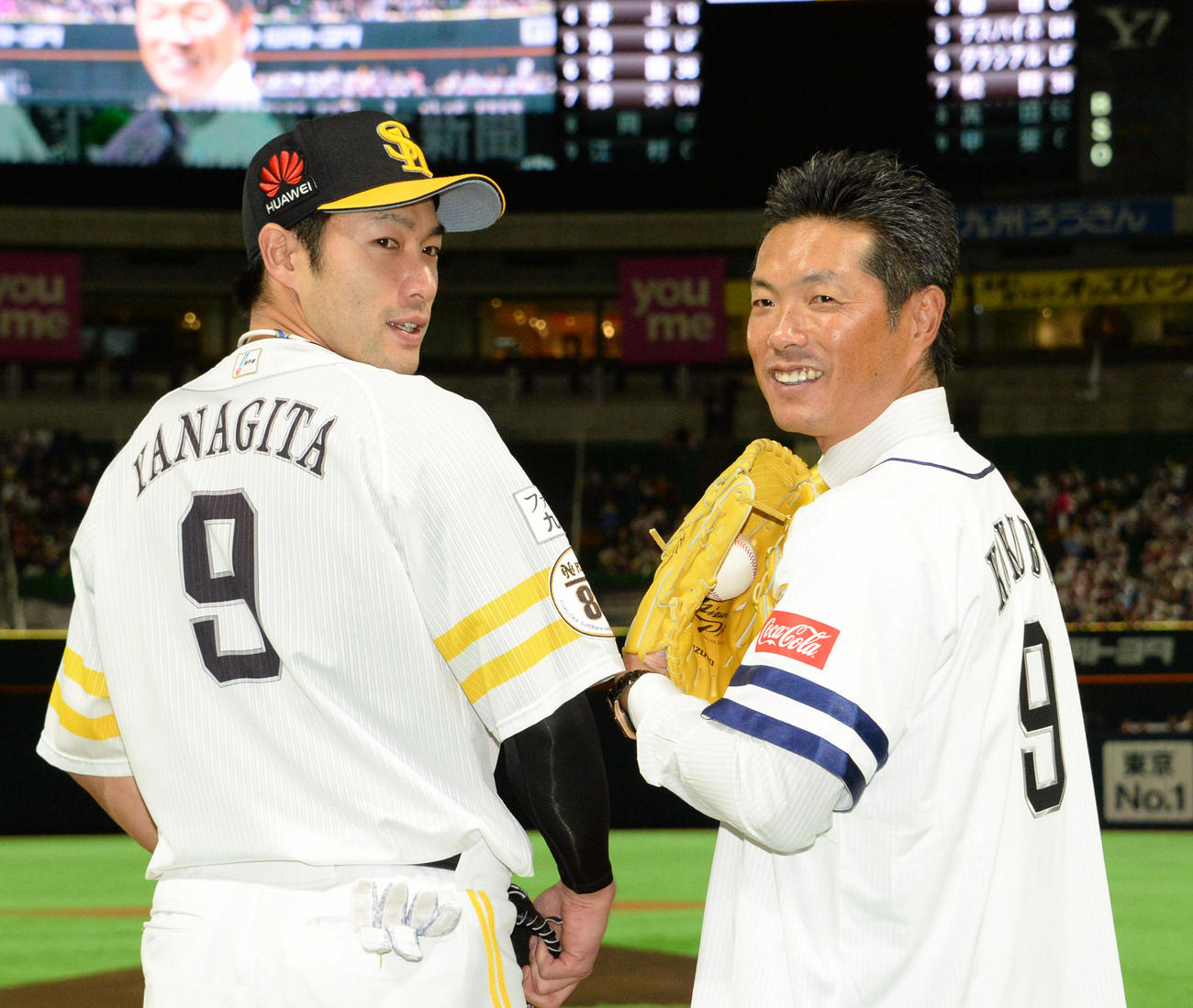 18年9月、背番号9を一緒に見せる柳田悠岐と小久保裕紀氏