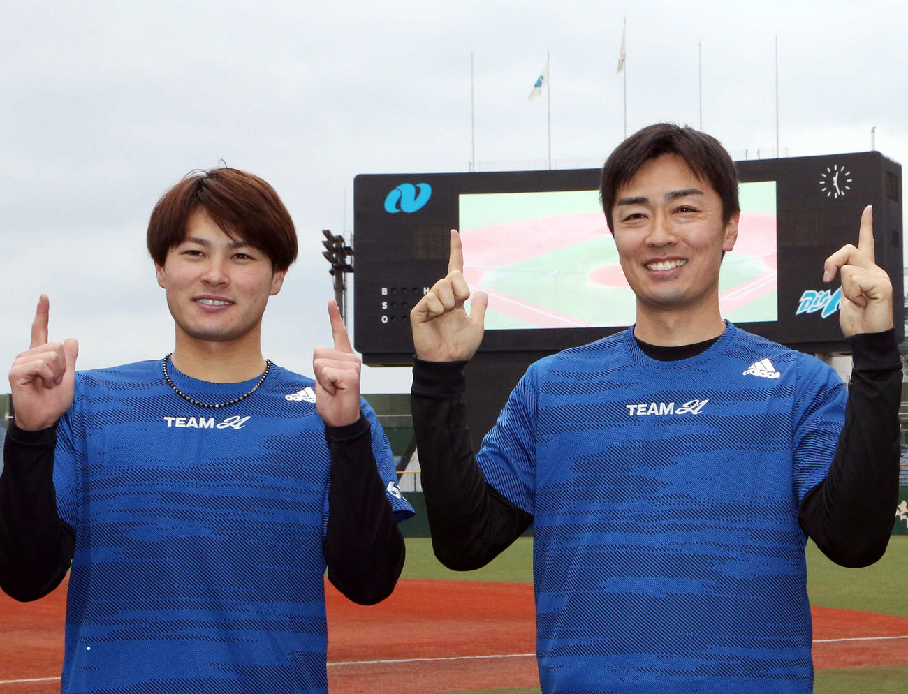 自主トレで記念写真に納まる笠谷（左）と、和田（2020年1月12日撮影）