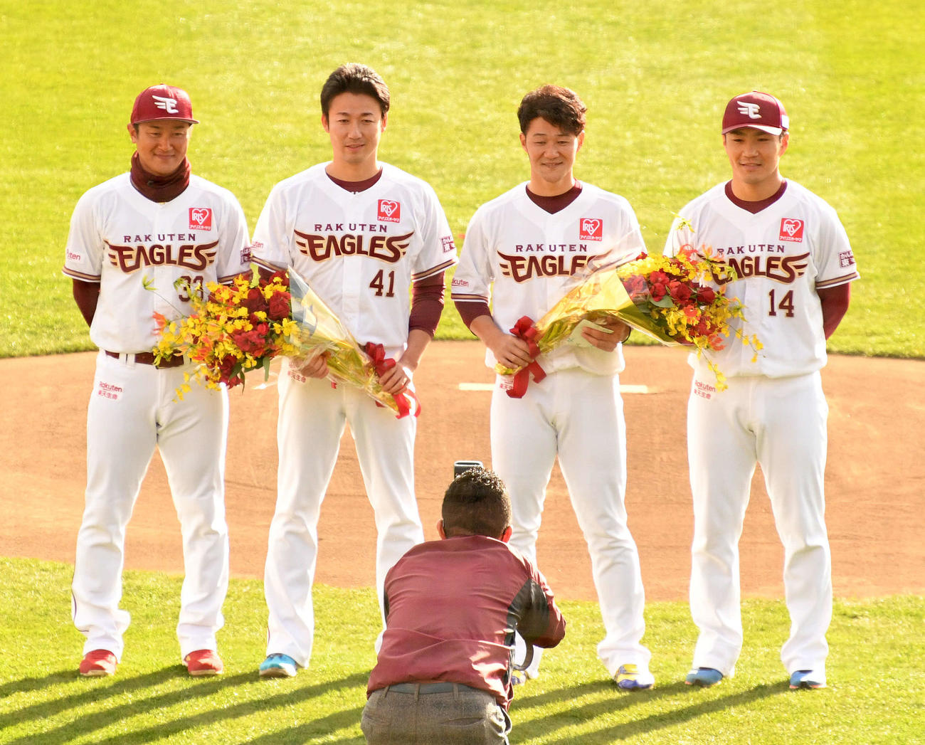 楽天ファン感謝祭の引退セレモニーを終え花束を手に記念撮影する青山（中左）と久保（中右）。左は銀次。右は則本昂（撮影・滝沢徹郎）