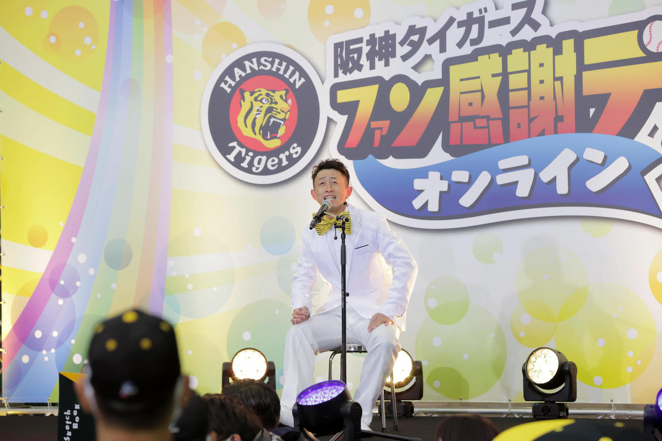 ガチ歌選手権でステージに立つ今成氏（代表撮影）