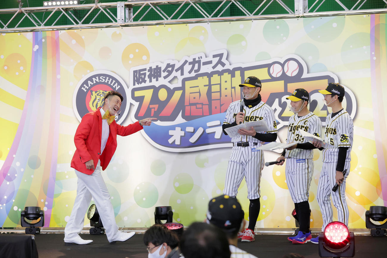 赤いジャケットを着て登場した今成氏（左）を見つめる糸井、右は糸原、右端は近本（代表撮影）