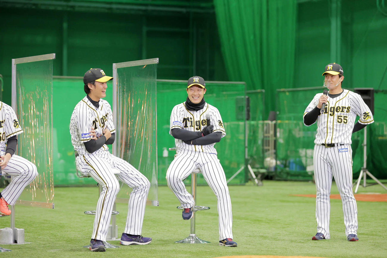 ファン感謝デーの虎トーークに参加した左から、藤浪、大山、陽川（代表代表）
