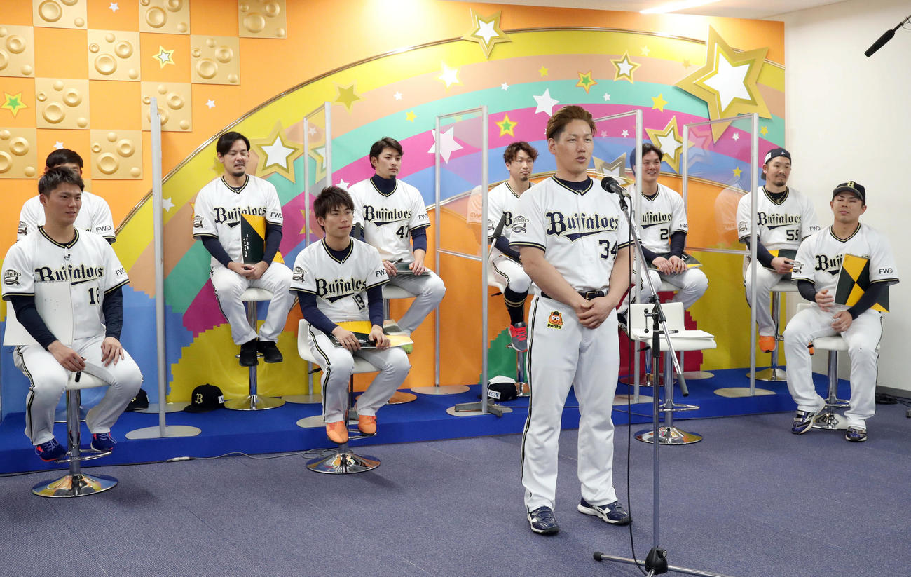 「Bs　Fan－Festa　Online2020」で、新選手会長となりあいさつする吉田正尚（手前）