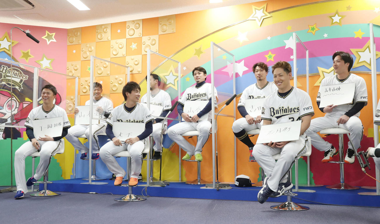 オリックスファン感謝デー「Bs　Fan－Festa　Online2020」で、ひな壇トークを行う吉田正尚（手前右）らオリックスナイン
