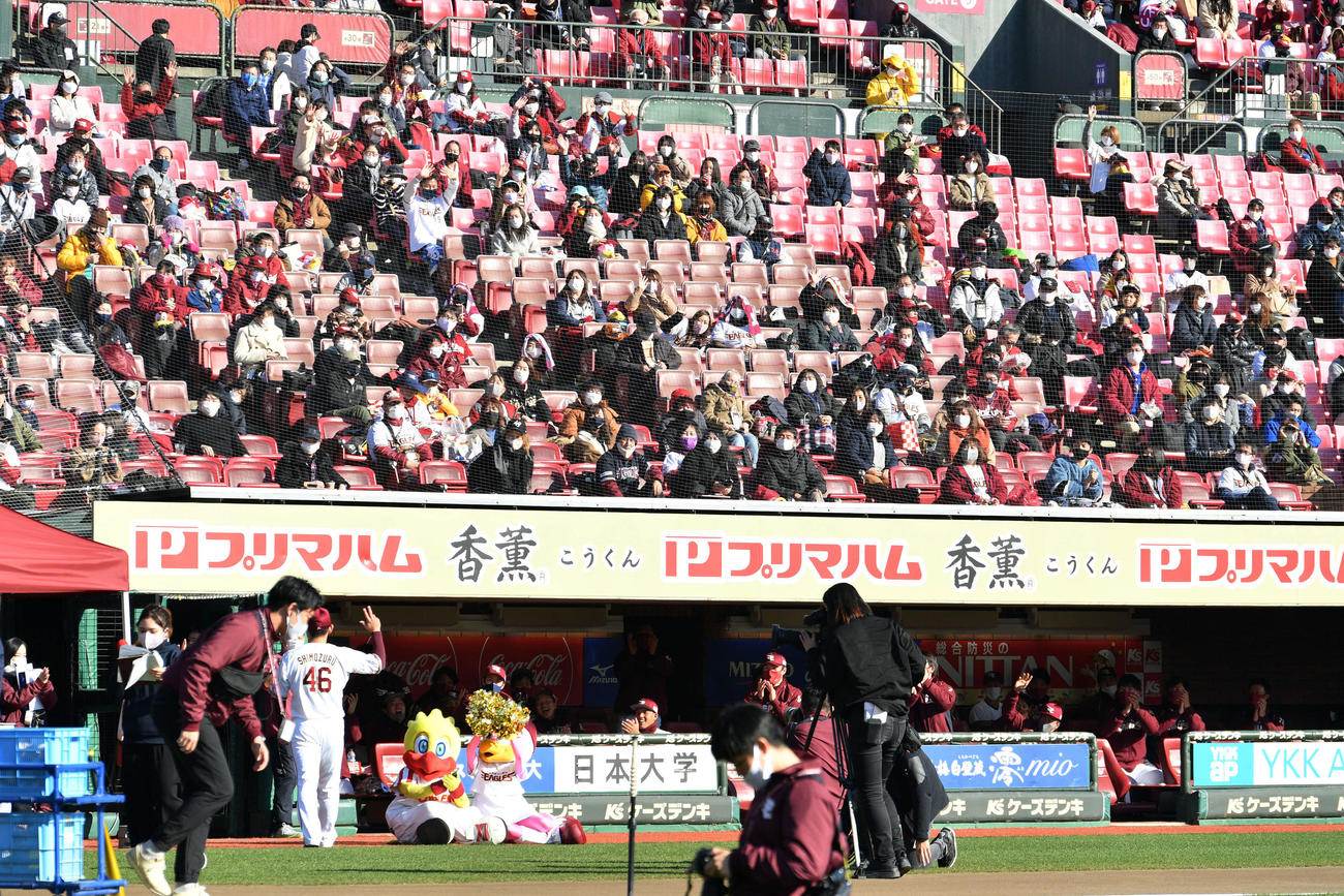 楽天ファン感謝祭ではソーシャルディスタンスのため所々空席が見えた（撮影・滝沢徹郎）