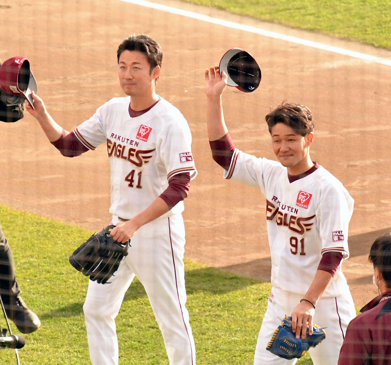 楽天ファン感謝祭の引退セレモニーを終えファンに手を振る久保（右）と青山（撮影・滝沢徹郎）