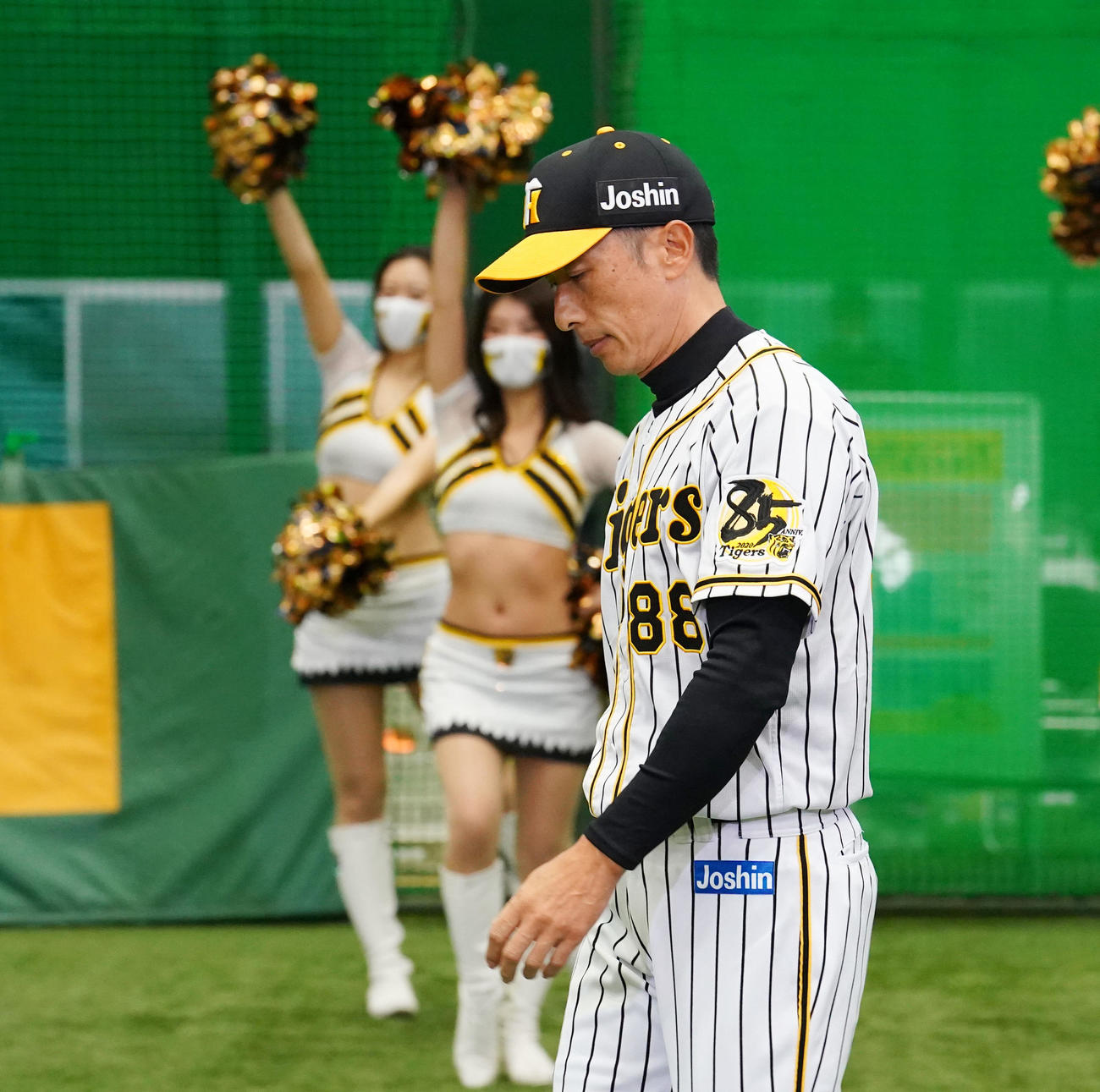 オンラインによるファン感謝デーが行われ入場する矢野監督（代表撮影）