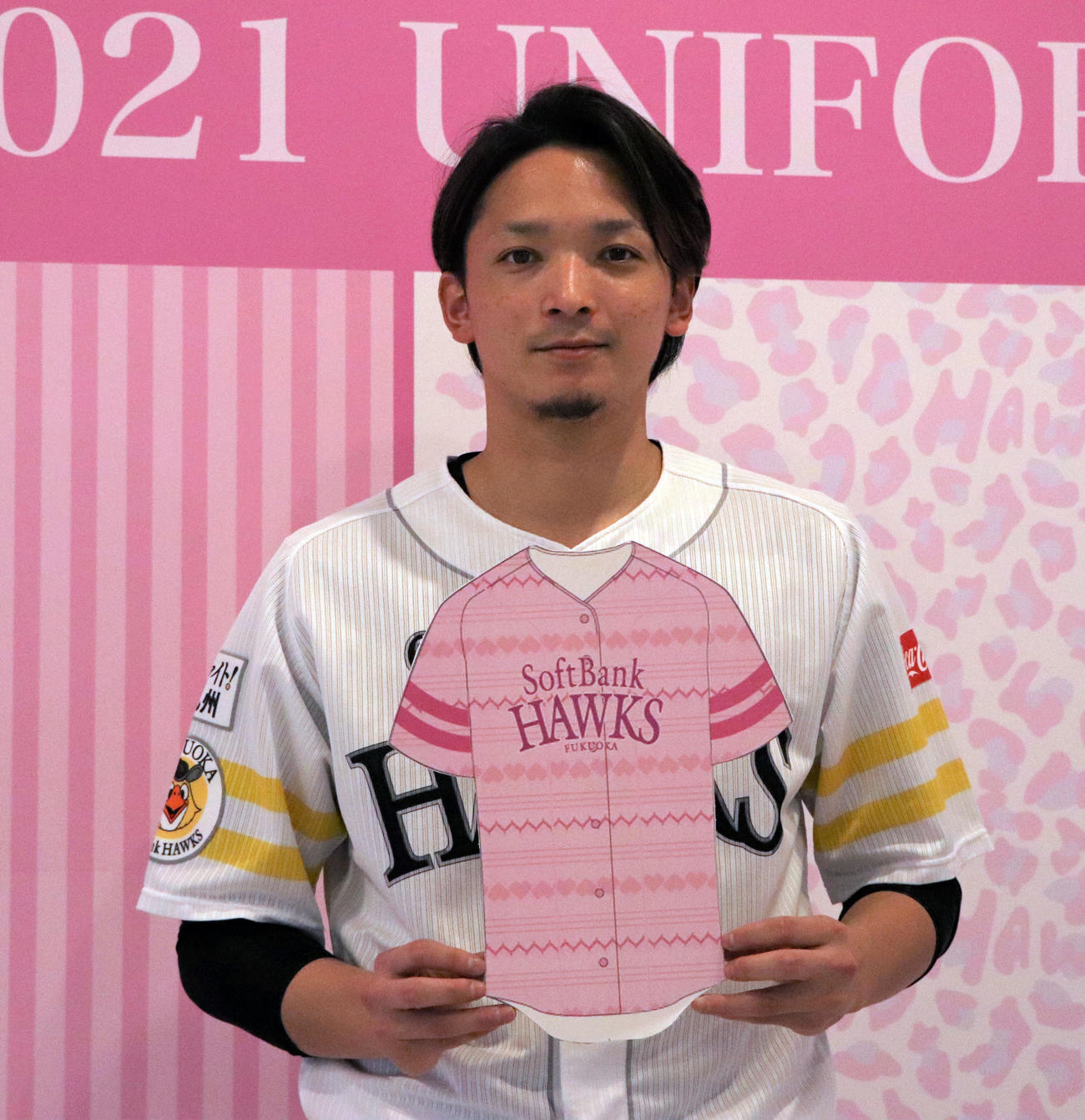 タカガールユニホームのデザイン候補で博多織プリントを手にする東浜（球団提供）
