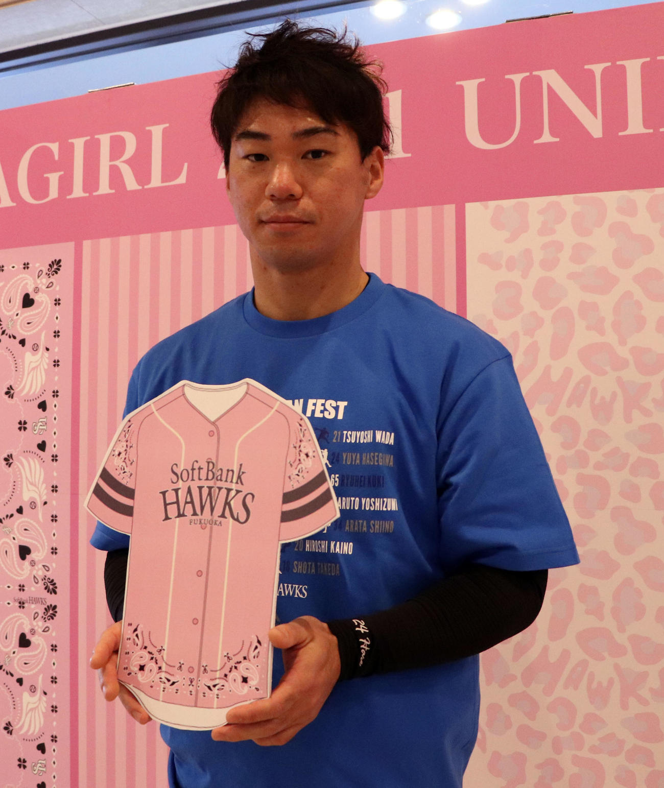 タカガールユニホームのデザイン候補でバンダナを手にする長谷川（球団提供）