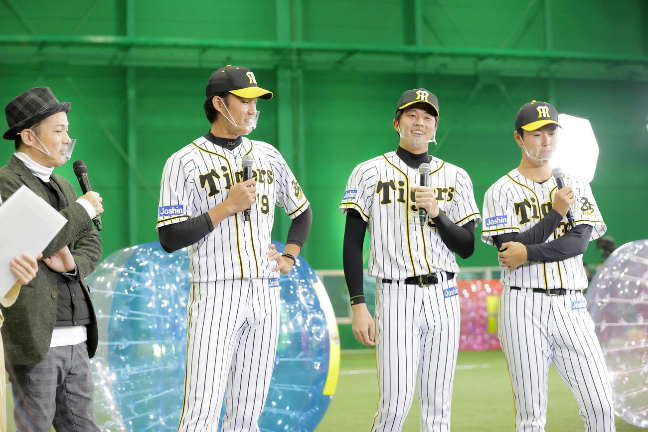 なりきりそっくりコーナーでシャンプーハットのこいで（左）とトークを繰り広げる藤浪、右は才木、右端は浜地（代表撮影）