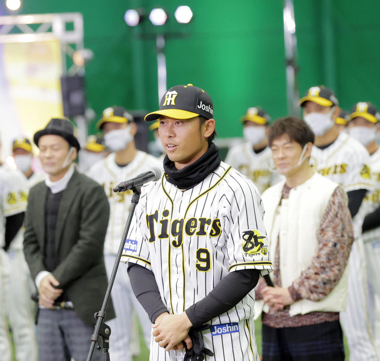 ファン感謝デーでMVPを獲得しあいさつする高山（代表撮影）