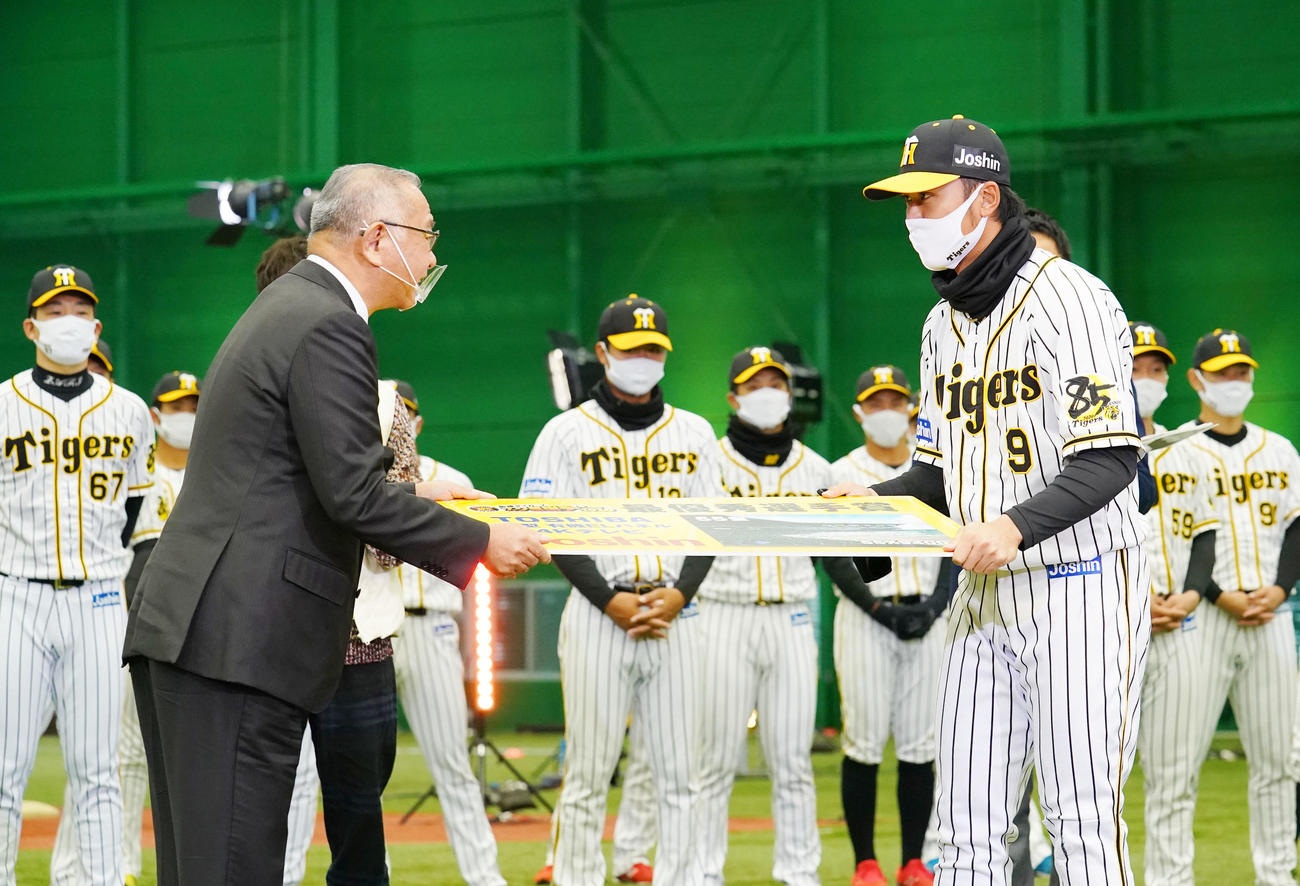 ファン感謝デーでMVPに選ばれ表彰を受ける高山（代表撮影）